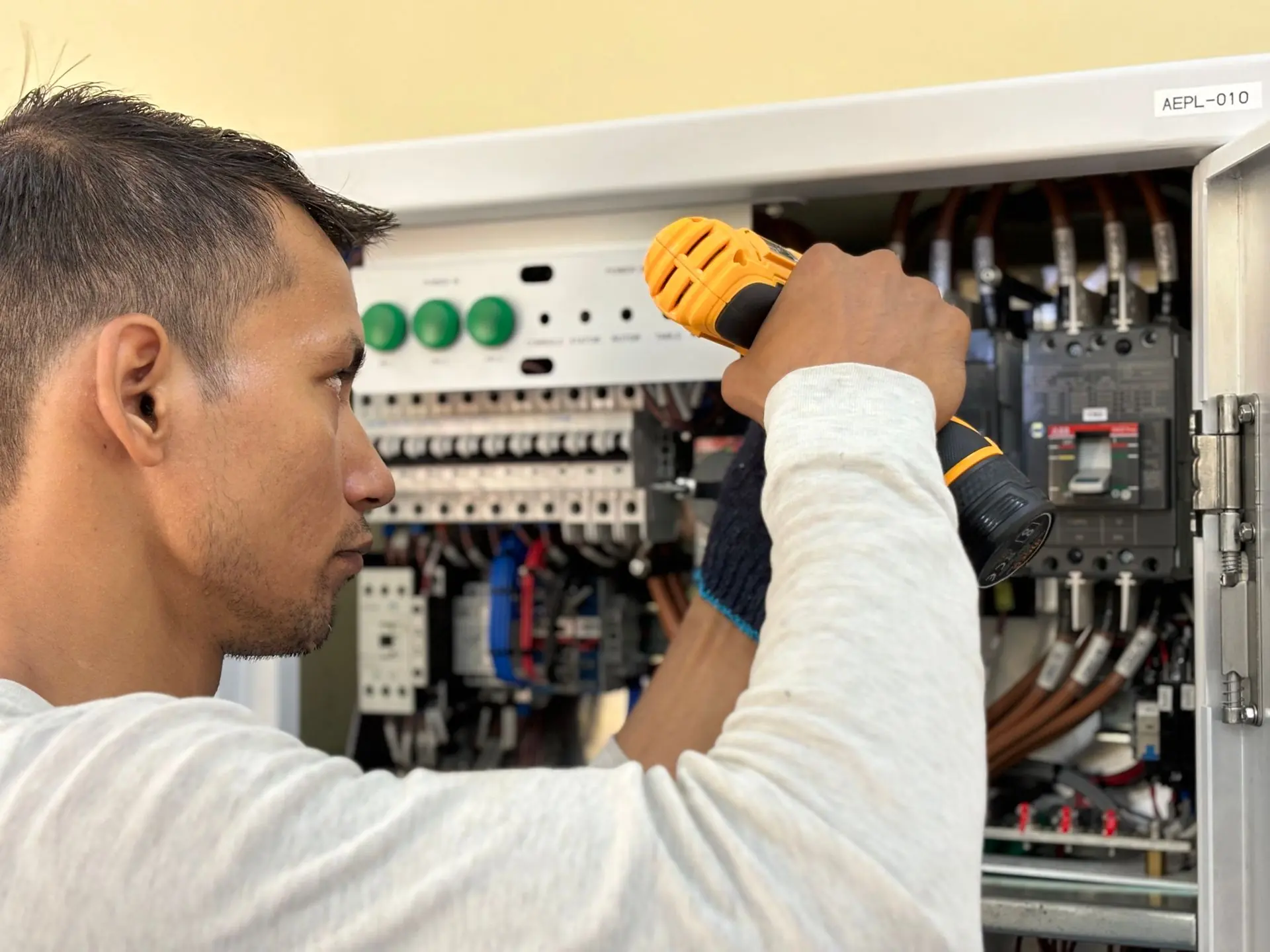 Técnico dando mantenimiento a tablero eléctrico