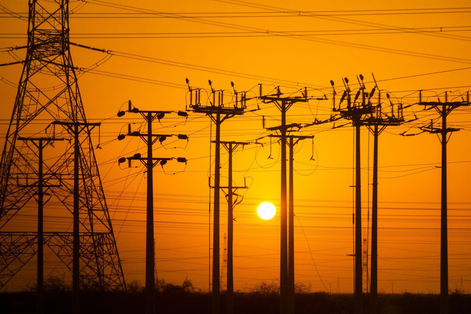Subestación energizada al atardecer