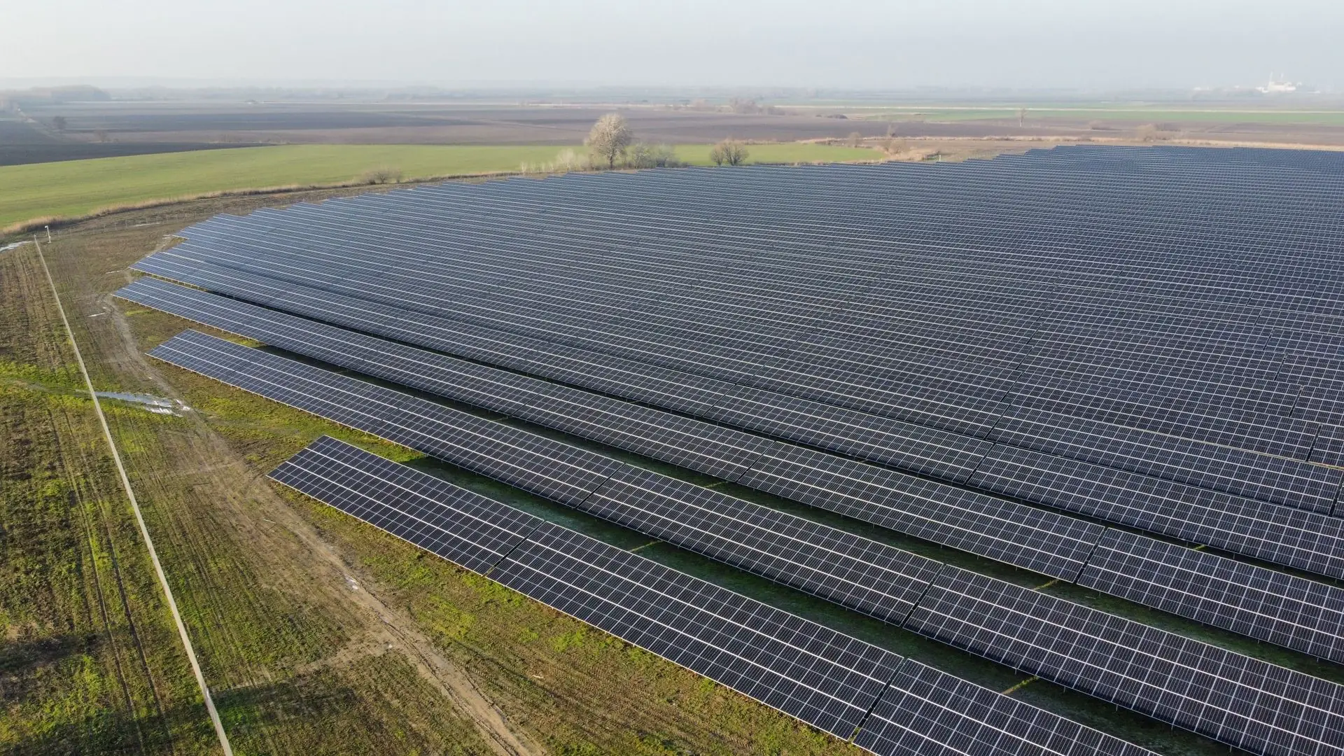 Parque solar industrial con estación de transformación