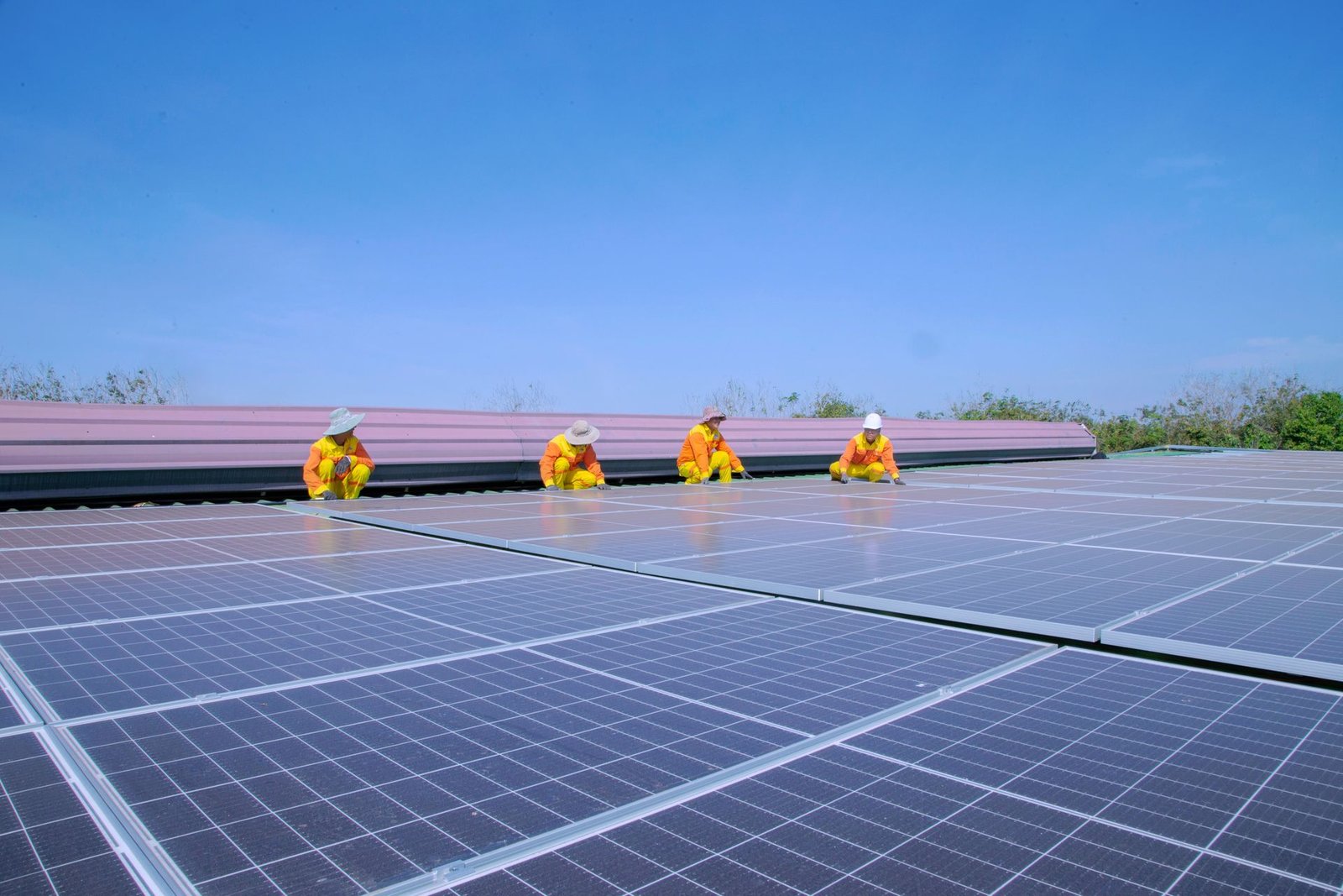 Parque solar industrial con estación de transformación