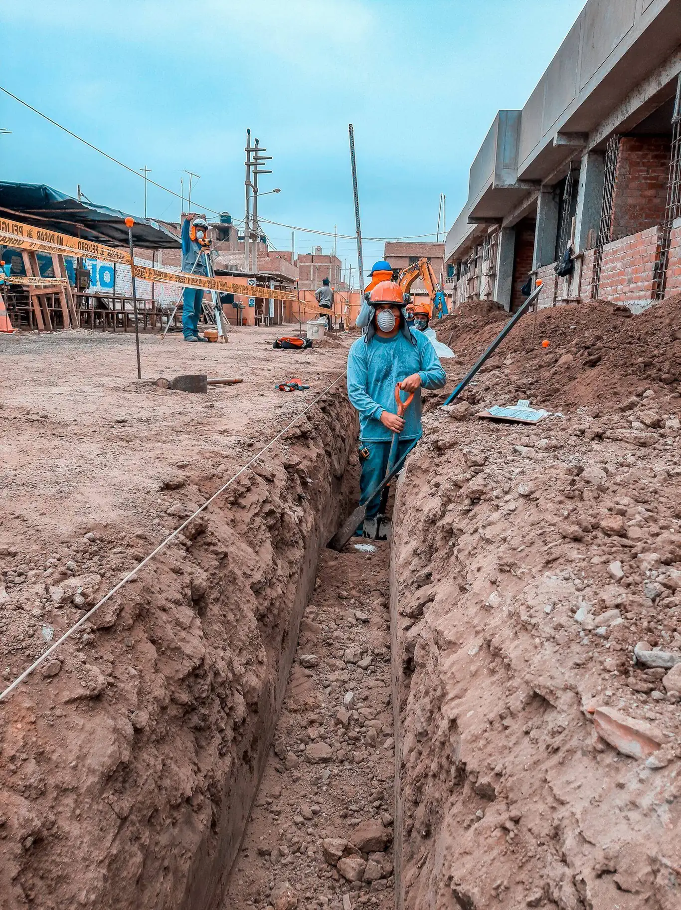 Excavación de trinchera para línea eléctrica subterránea