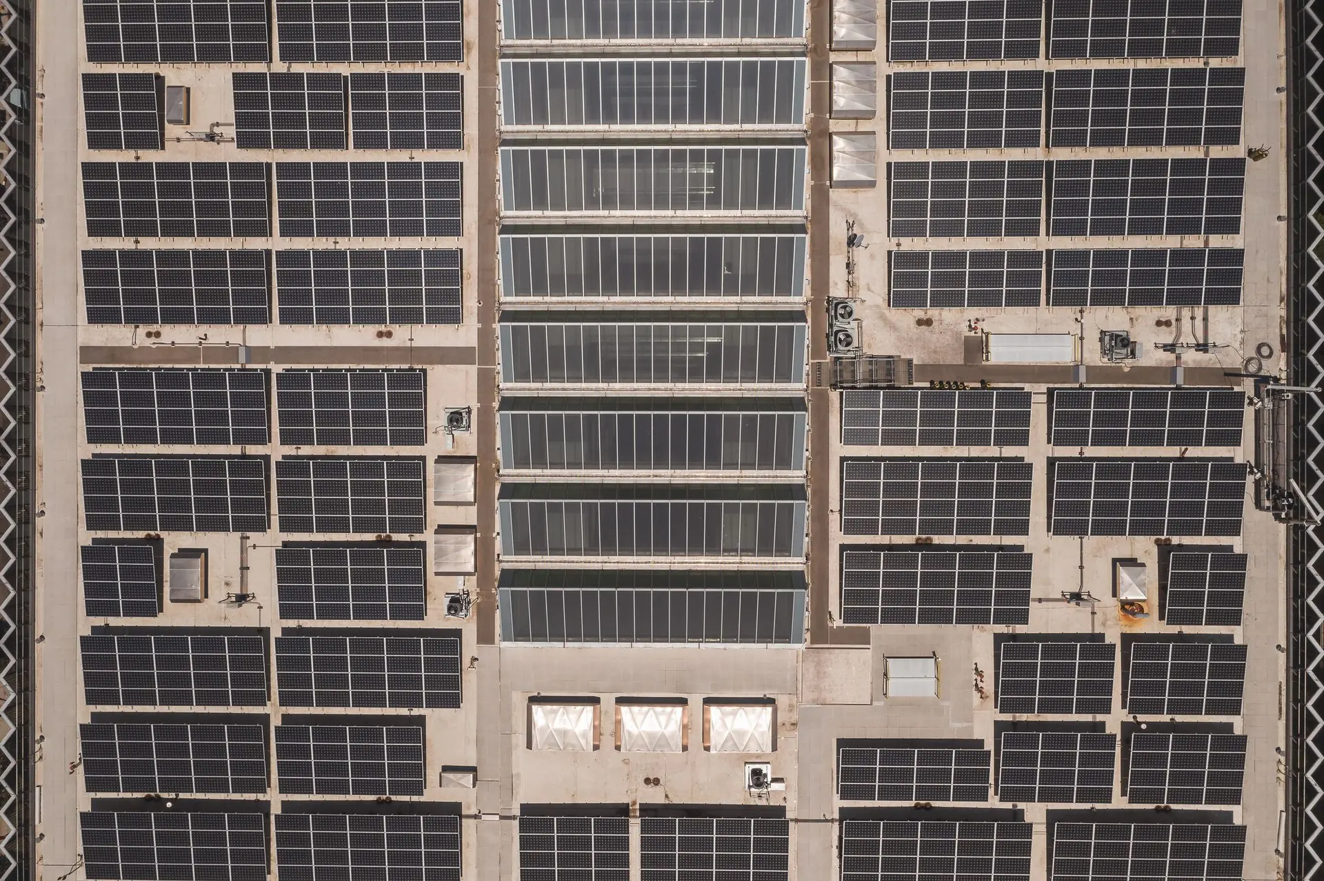 Vista cenital de paneles solares en nave industrial